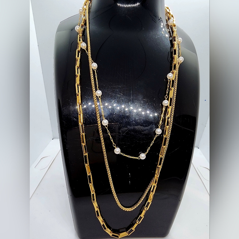 Elegant Gold and Pearl Necklace Set